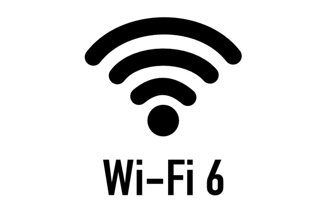 デスクでパソコン作業をする写真